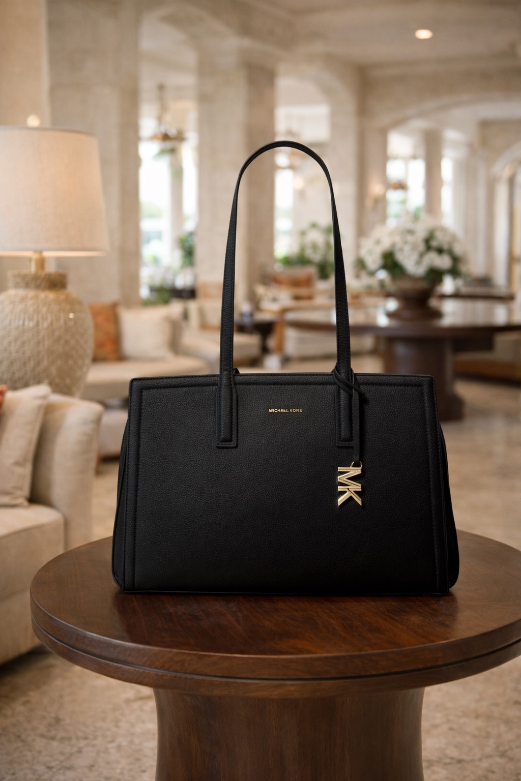 Structured resort handbag in leather